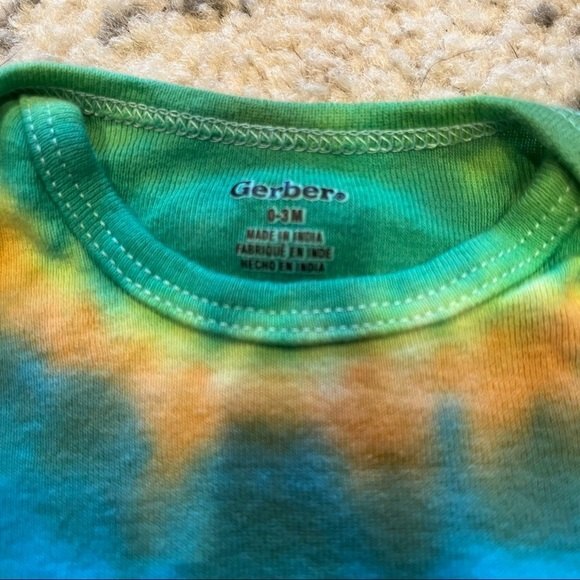 NEW Gerber Tie Dye Long Sleeve Mitten-Cuff Cotton Onesie Bodysuit 0-3 Months - Picture 2 of 3